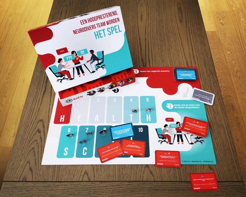 Contenu de la boîte de jeu, avec le plateau de jeu, diverses cartes (vertes, bleues et grises) et des pions.